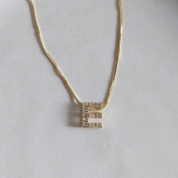 Inicial con piedra