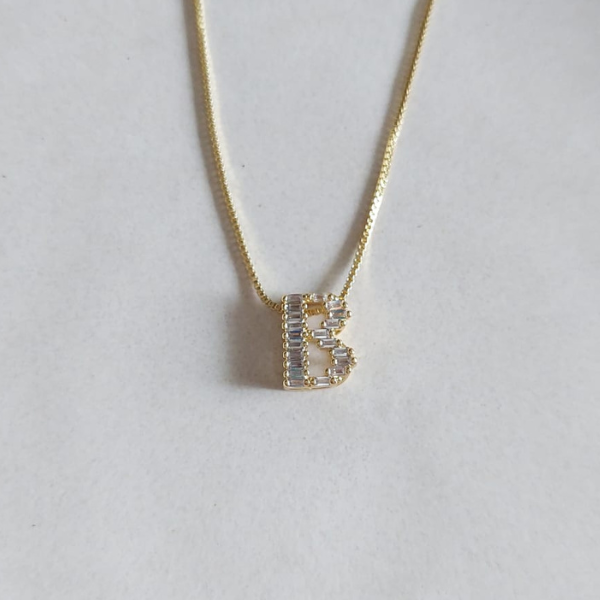 Inicial con piedra
