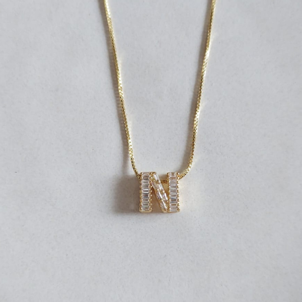 Inicial con piedra