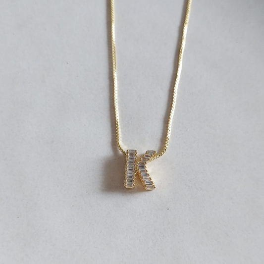 Inicial con piedra